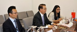 Przedstawiciele Ambasady Chin siedzący za stołem podczas spotkania w MGMiŻŚ