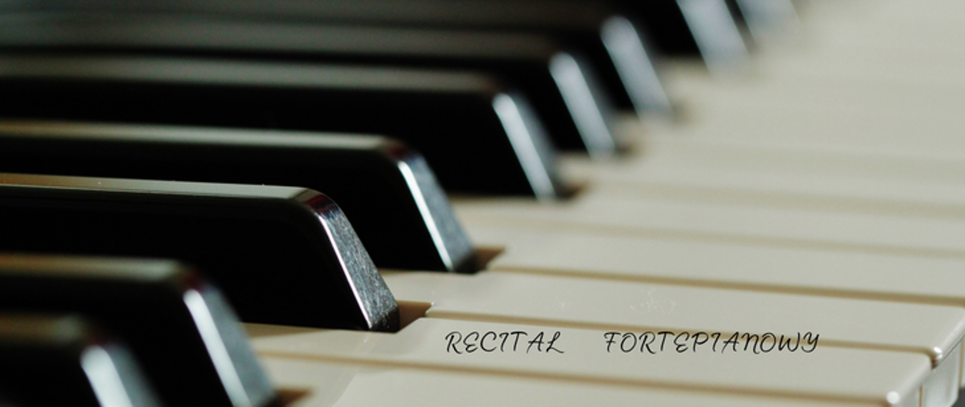 Plakat przedstawia klawiaturę fortepianu w bardzo dużym przybliżeniu. W prawym dolnym rogu napis :"recital fortepianowy"
