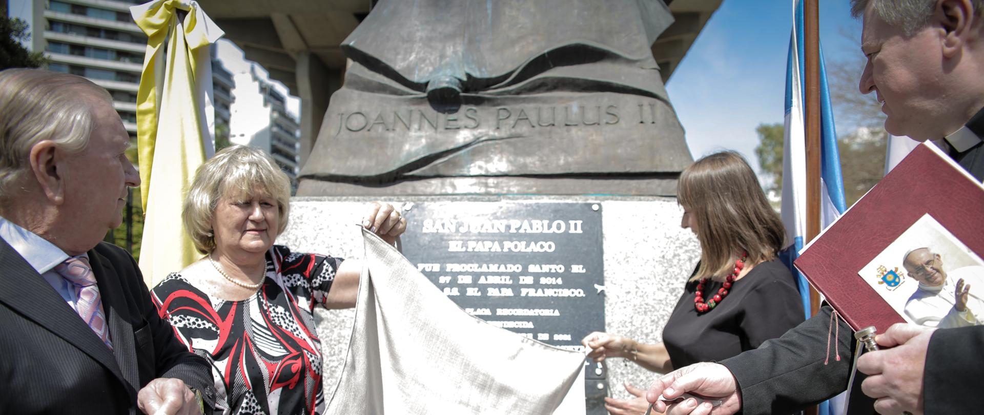 La ceremonia del develamiento de la placa en el monumento al Papa polaco San Juan Pablo II
