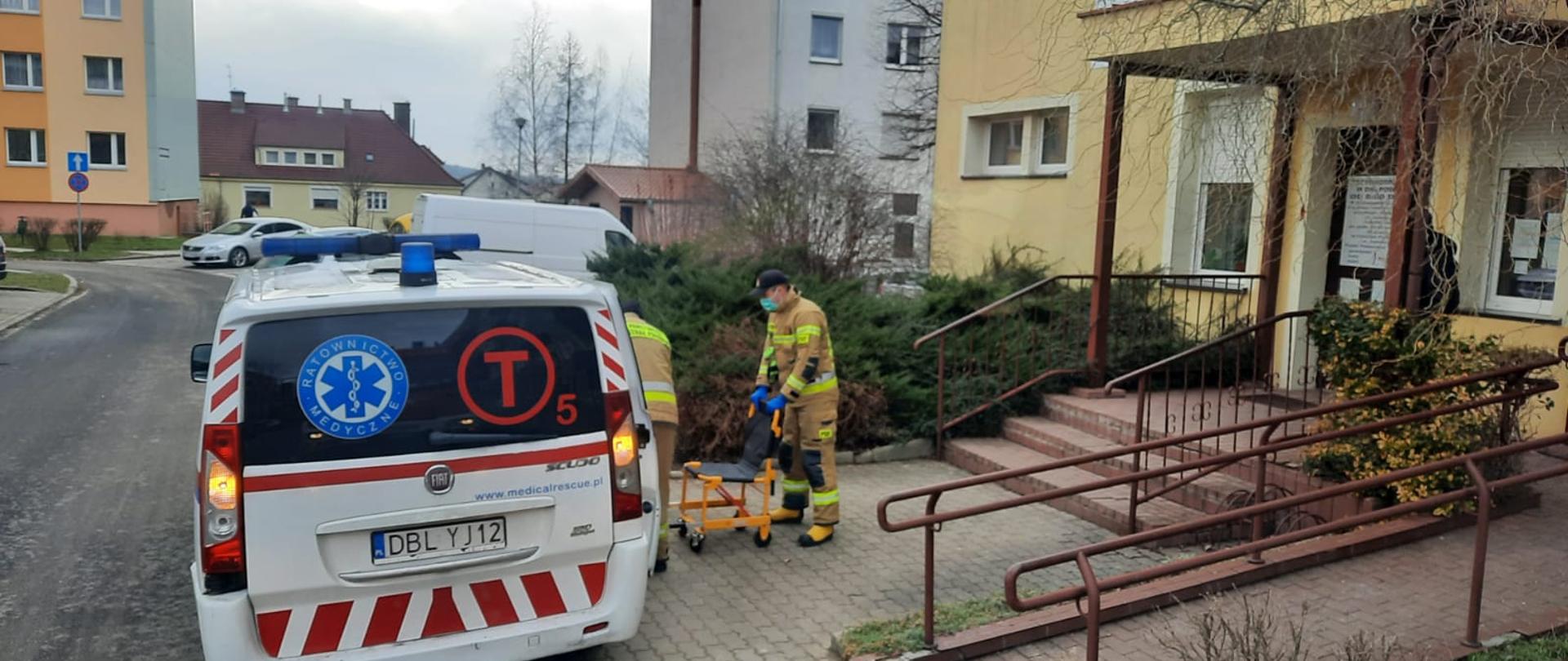 Strażak obok karetki