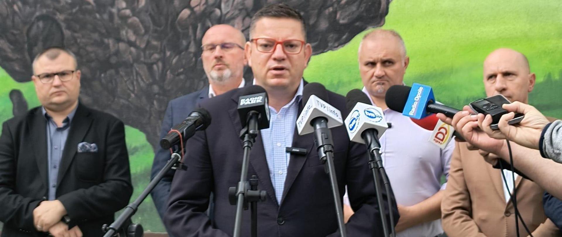 Wiceminister infrastruktury Przemysław Koperski w trakcie wypowiedzi