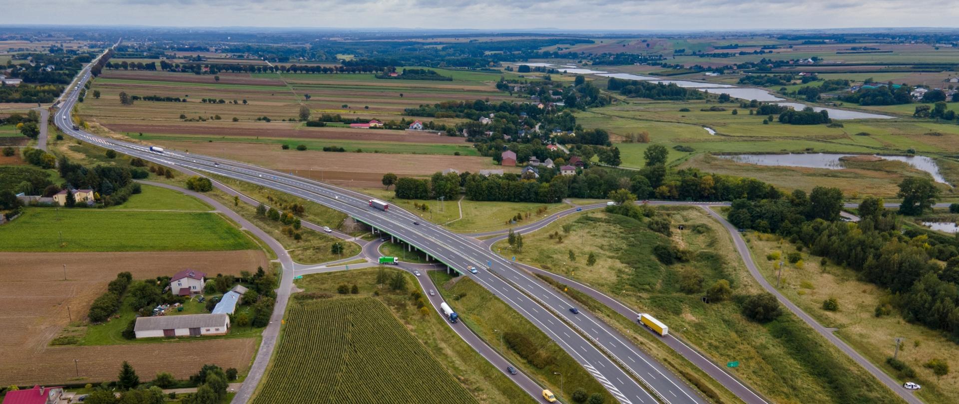 Węzeł Piaski Wschód. Droga ekspresowa, a pod nią rondo oraz drogi włączające i zjazdowe z ekspresówki