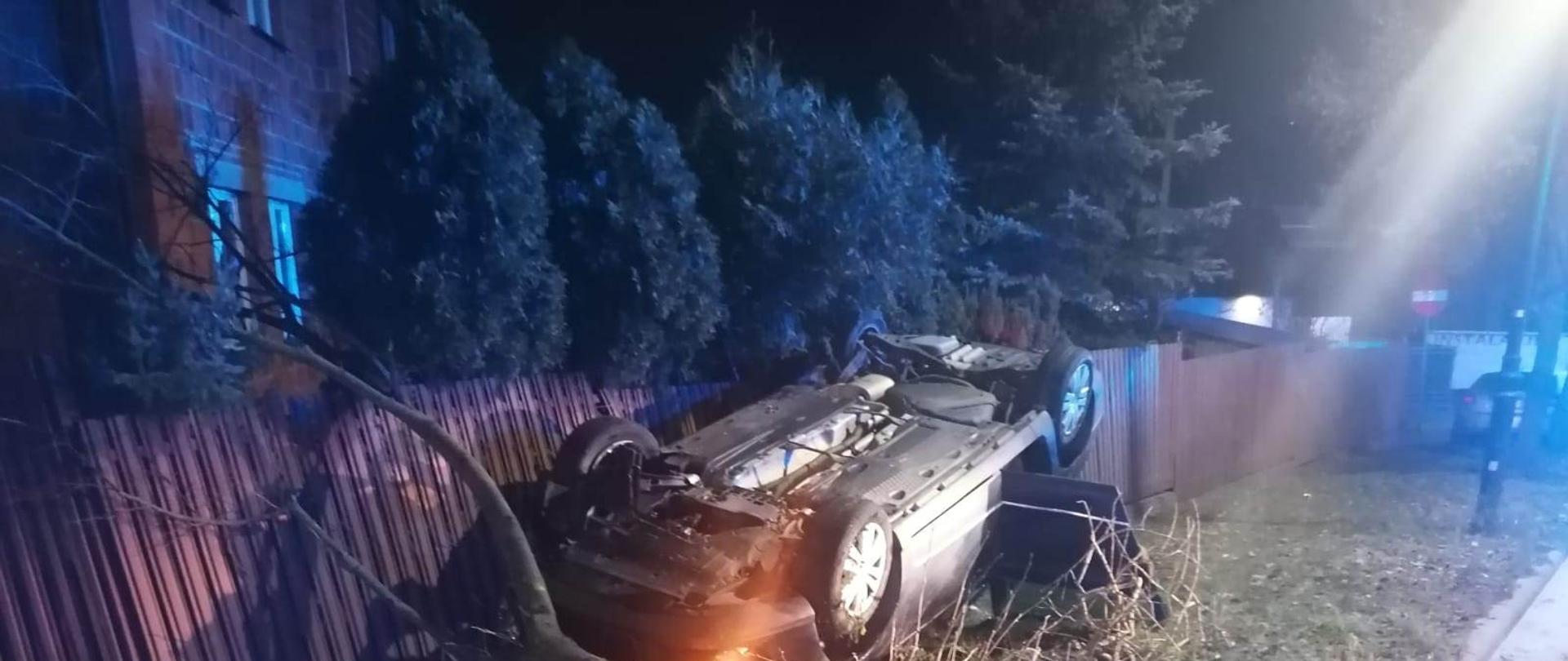 Dachowanie samochodu osobowego marki VOLKSWAGEN Passat na ul. Ks. S. Szymańskiego w Obornikach.