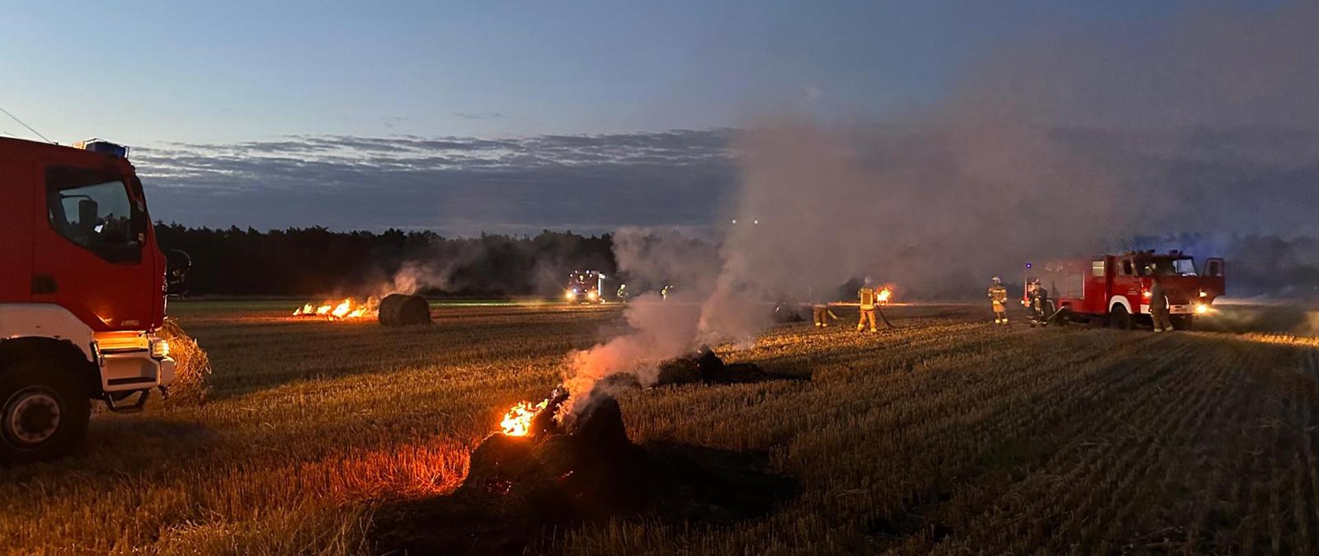 Palące się bele słomy