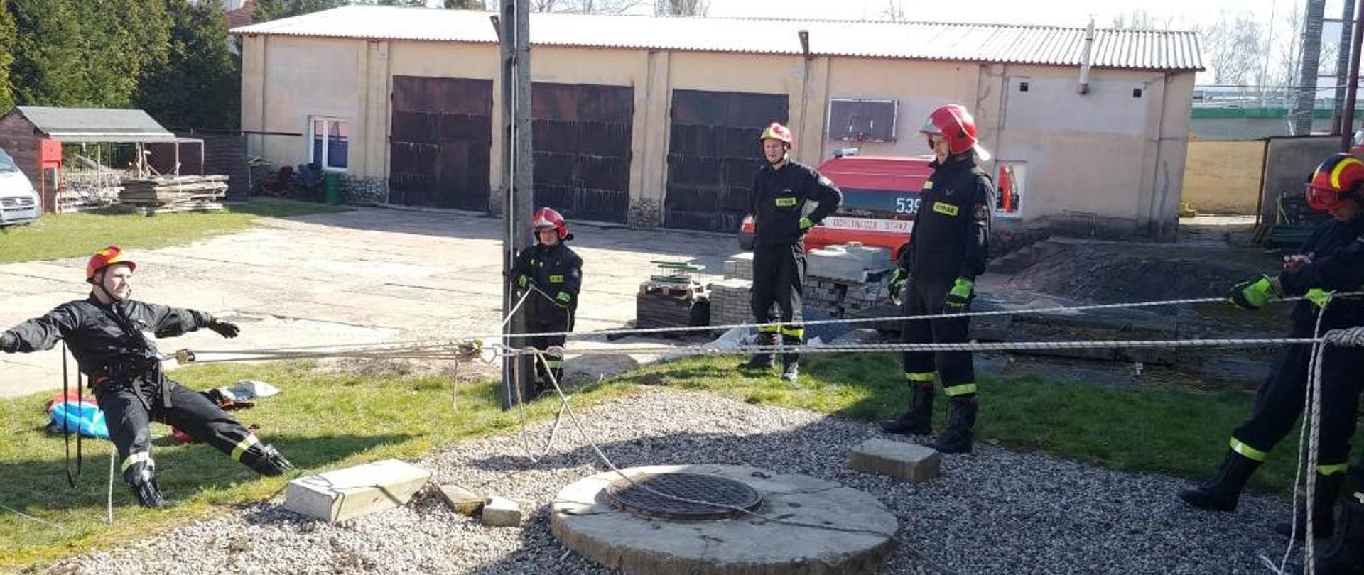 Strażacy Ostródzkiej JRG doskonalący umiejętności z zakresu ratownictwa w studniach i wykopach ziemnych.