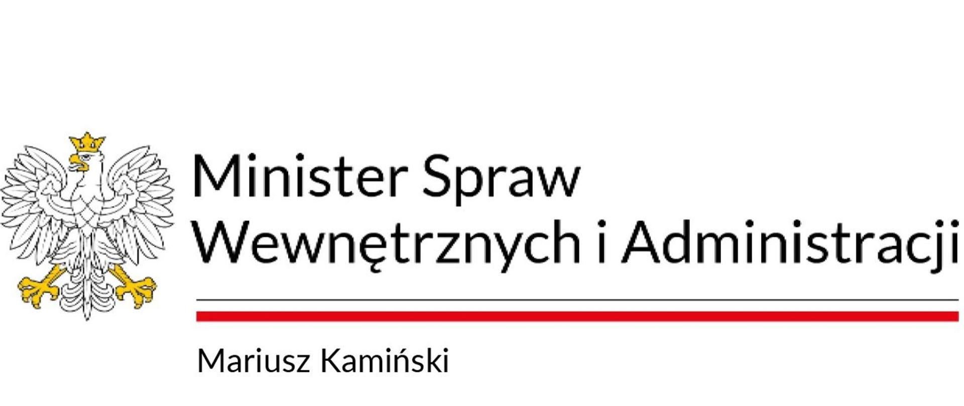 Na białym tle z lewej strony godło polski, biały orzeł, obok napis Minister Spraw Wewnętrznych i Administracji. Na dole napis Mariusz Kamiński.
