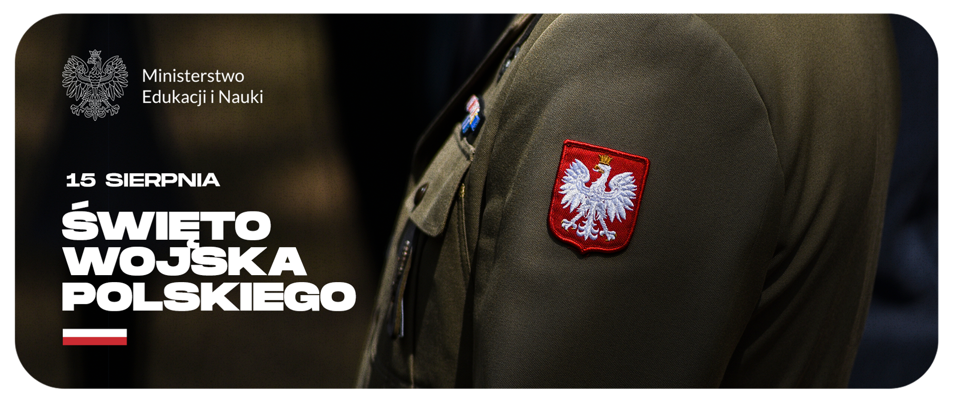 Zdjęcie - fragment munduru wyjściowego z godłem i napis 15 sierpnia - Święto Wojska Polskiego.