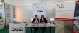 Dwie ekspertki z Pierwszego Urzędu Skarbowego w Kielcach na stanowisku informacyjnym dotyczącym KSeF.