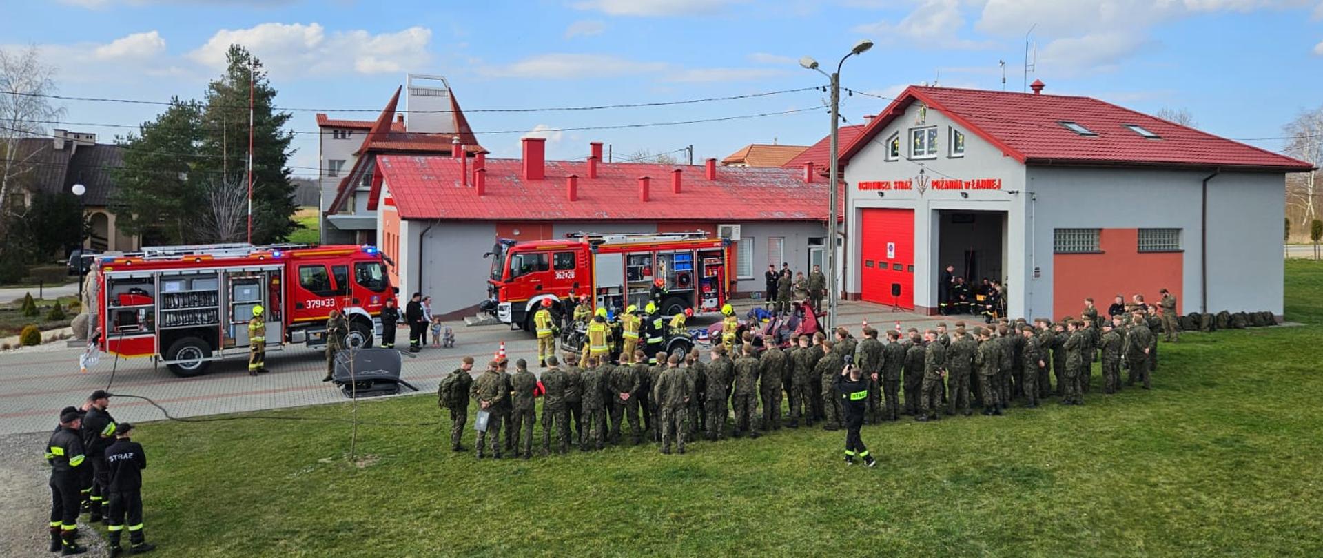 Na zdjęciu zaprezentowano zasady prowadzenia działań ratowniczo-gaśniczych oraz sposoby użycia podstawowego sprzętu ratowniczego.