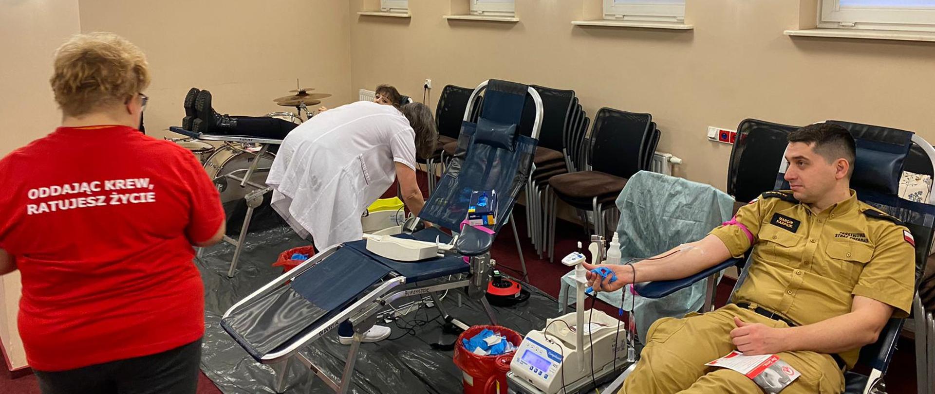 Funkcjonariusze PSP oraz druhny i druhowie OSP podczas akcji krwiodawstwa