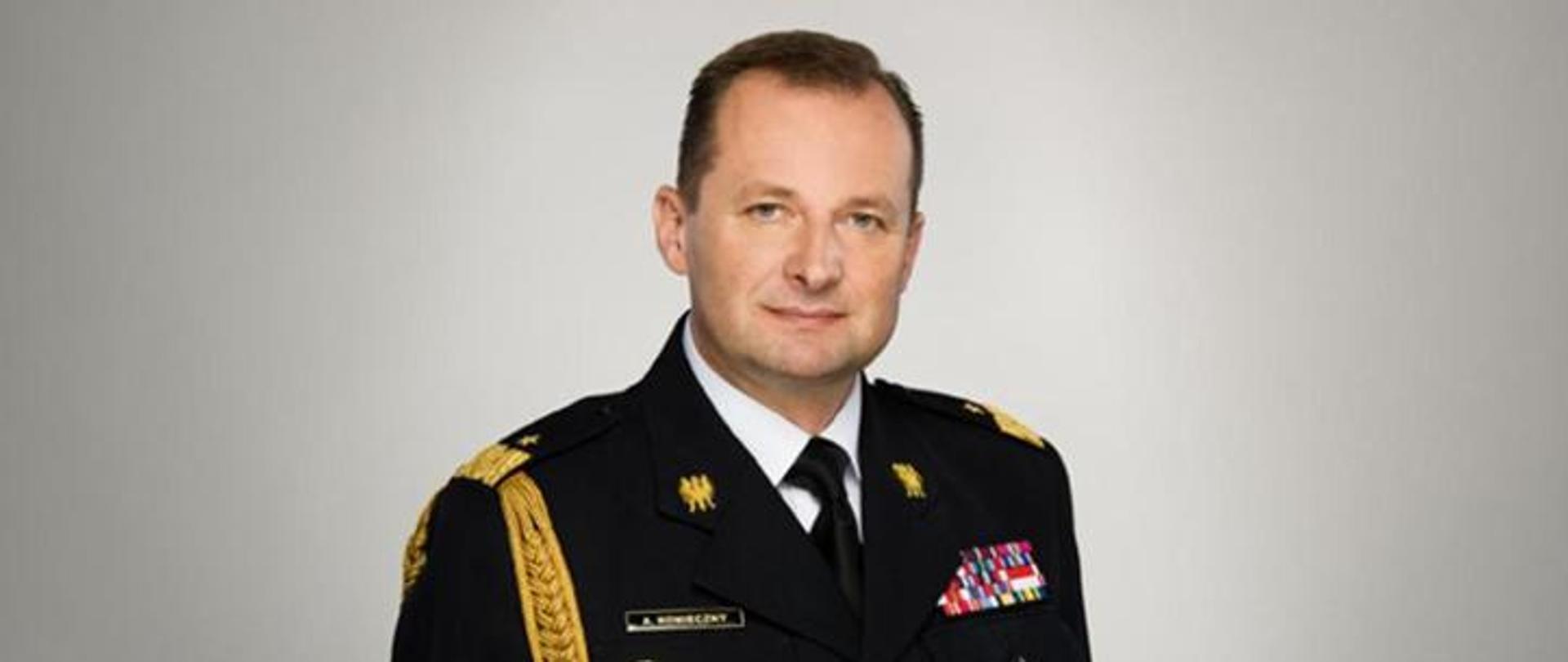 Zastępca Komendanta Głównego PSP nadbryg. Adam Konieczny w umundurowaniu wyjściowym.