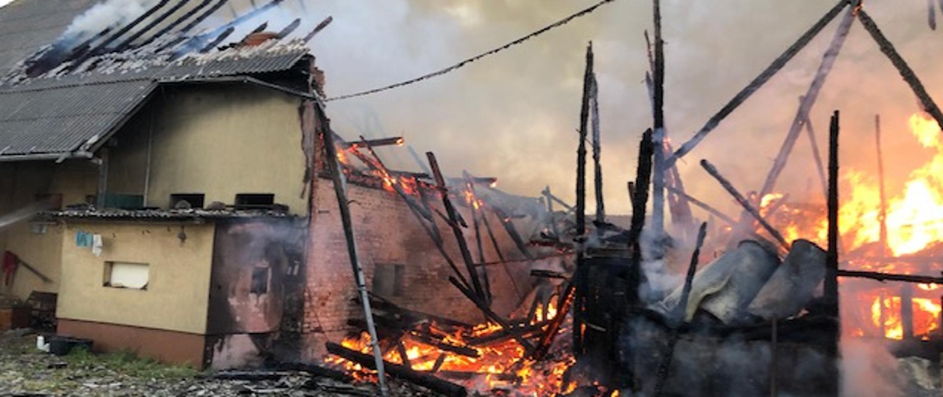 Pożar budynku gospodarczego.