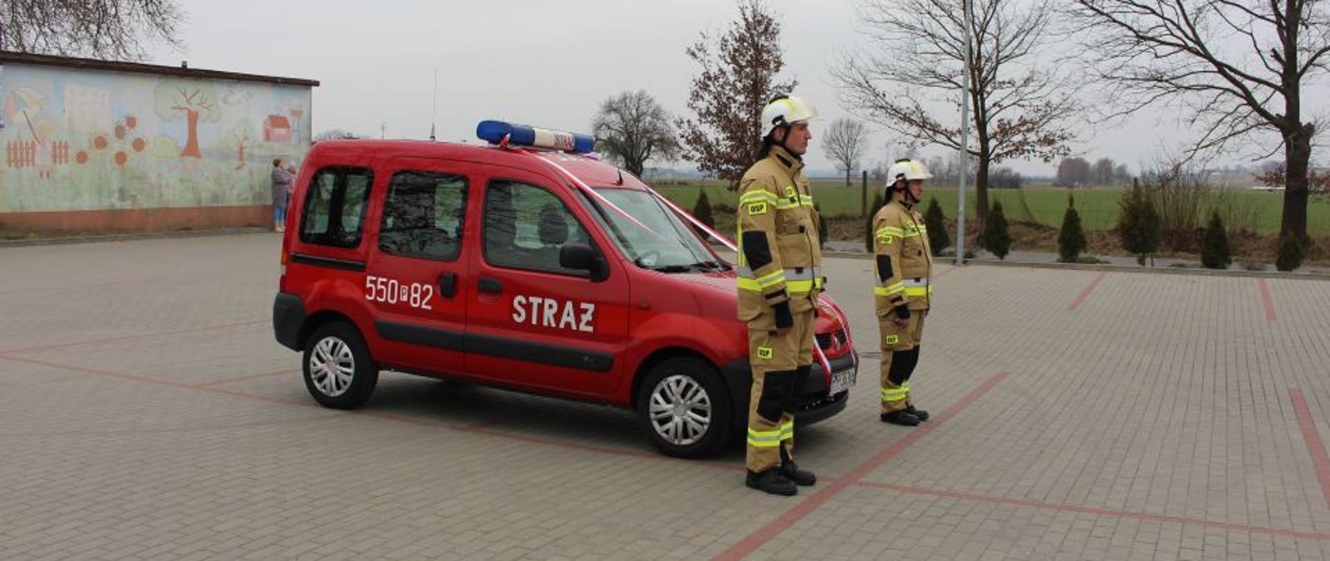 Na zdjęciu widnieje uroczystość związana z przekazaniem pojazdu dla jednostki OSP Czajcze. Uroczystość odbywa się na zewnątrz, jest dzień, słonecznie. 
