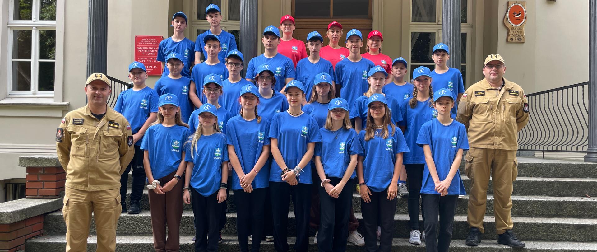 zdjęcie grupowe uczestników obozu na schodach przed budynkiem