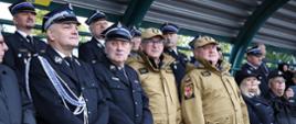 komendanci prezesowie oraz przedstawiciele jednostek OSP obserwują z trybun zawodników na murawie