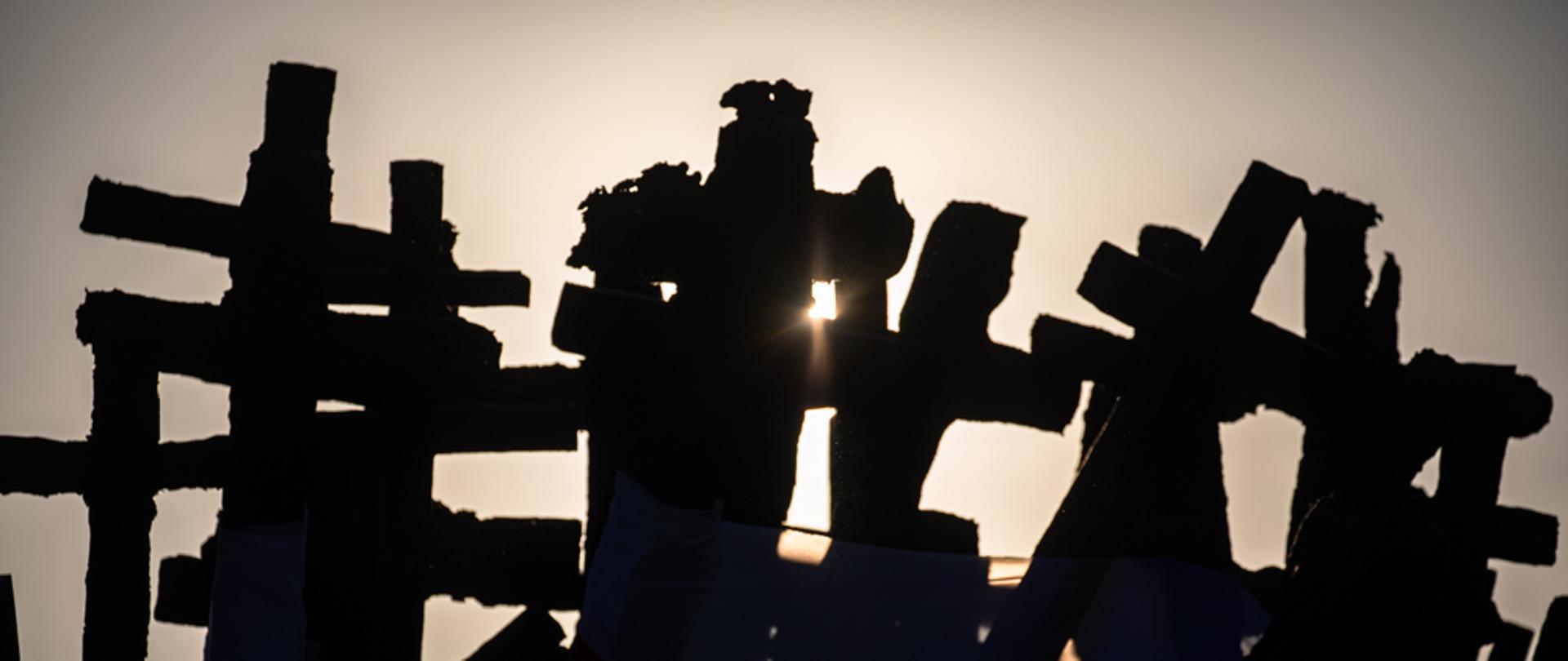 Pomnik na tle zachodzącego słońca.