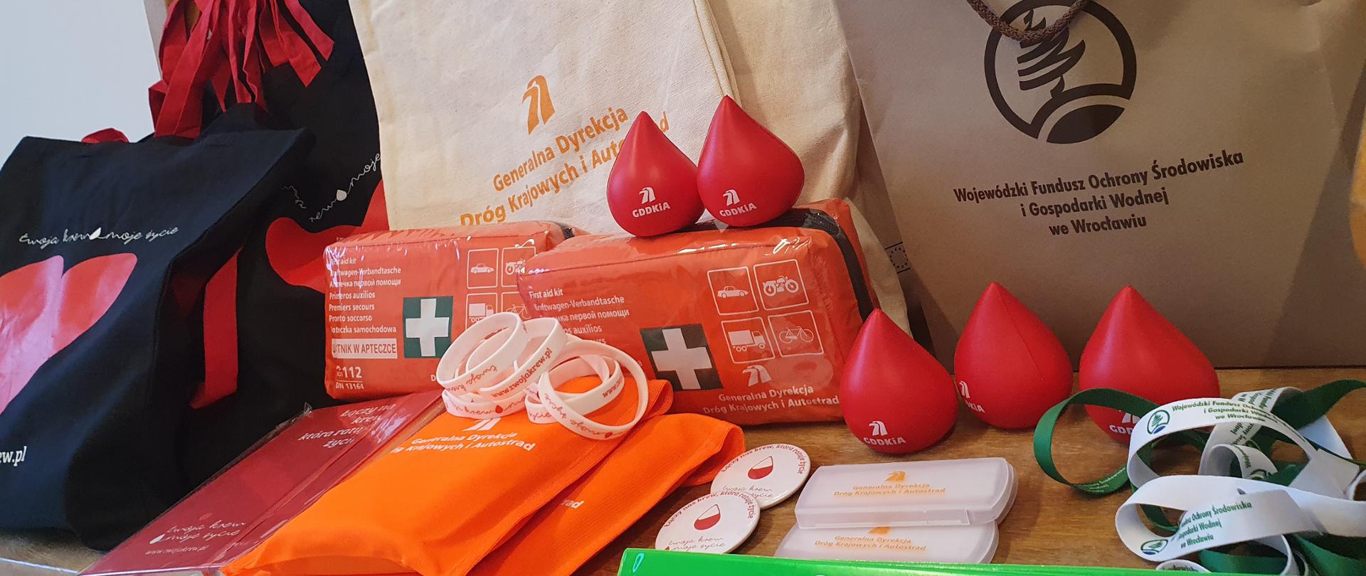 Na zdjęciu widac upominki dla krwiodawców. 