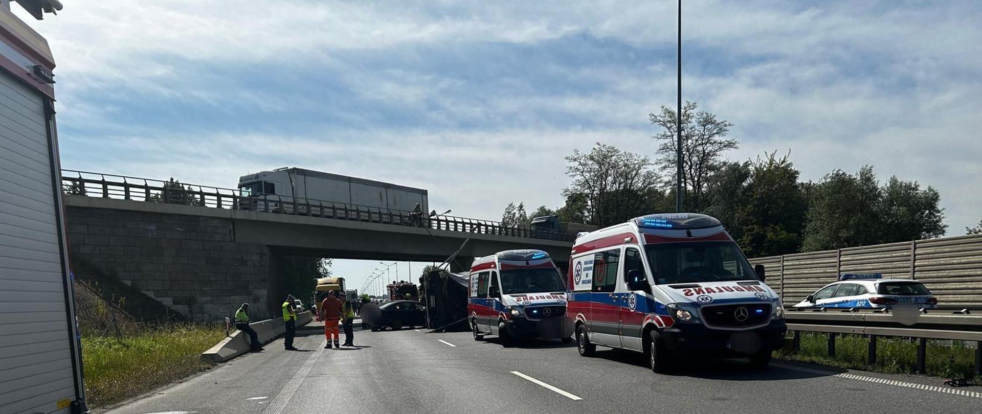 Wypadek samochodu ciężarowego z samochodem osobowym na 165km A4