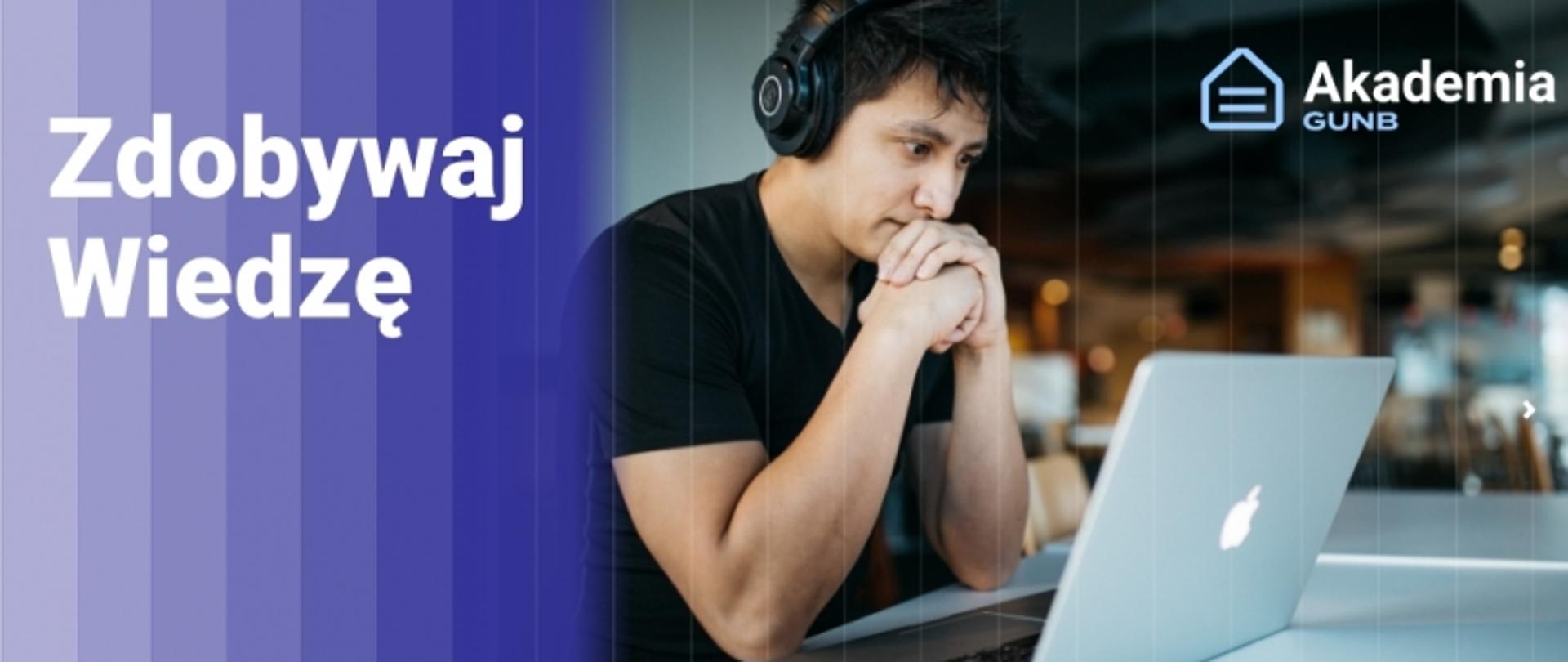 Osoba w słuchawkach przed laptopem, obok napis „Zdobywaj Wiedzę” i logo Akademii GUNB.
