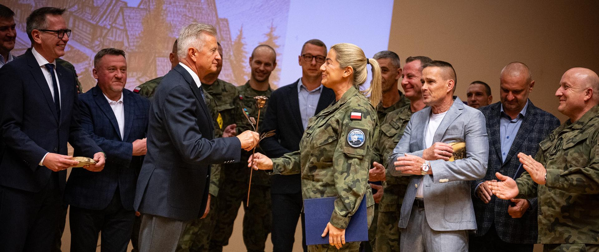 Podczas pierwszego zgrupowania w Zakopanem, 7 października 2026 roku Polska
Reprezentacja Sportowa odebrała oficjalne akty powołania do drużyny, która
wystartuje w Invictus Games Birmingham 2027. Tym samym zawodnicy
rozpoczynają kolejny, wyjątkowy etap przygotowań do jednej z najważniejszych
sportowych przygód w swoim życiu. 