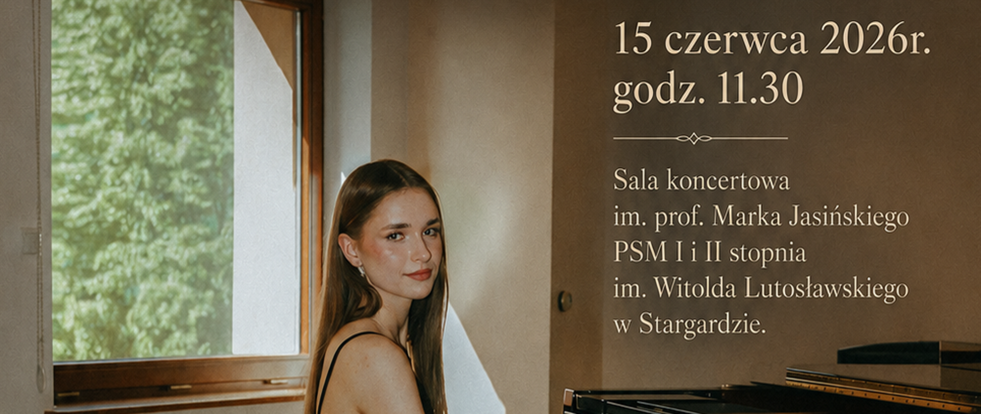 Plakat informujący o recitalu dyplomowym Izabeli Iwanickiej w dniu 15 czerwca 2026 o godzinie 11.30. Tło plakatu stanowi ściana klasy, na której widoczne są delikatne refleksy światła wpadającego przez okno znajdujące się po lewej stronie. Przy fortepianie siedzi uczennica, która spogląda przez ramię w stronę obserwatora, a jej dłonie spoczywają na klawiaturze instrumentu. Ma długie, rozpuszczone włosy i ubrana jest w elegancką czarną suknię na cienkich ramiączkach.