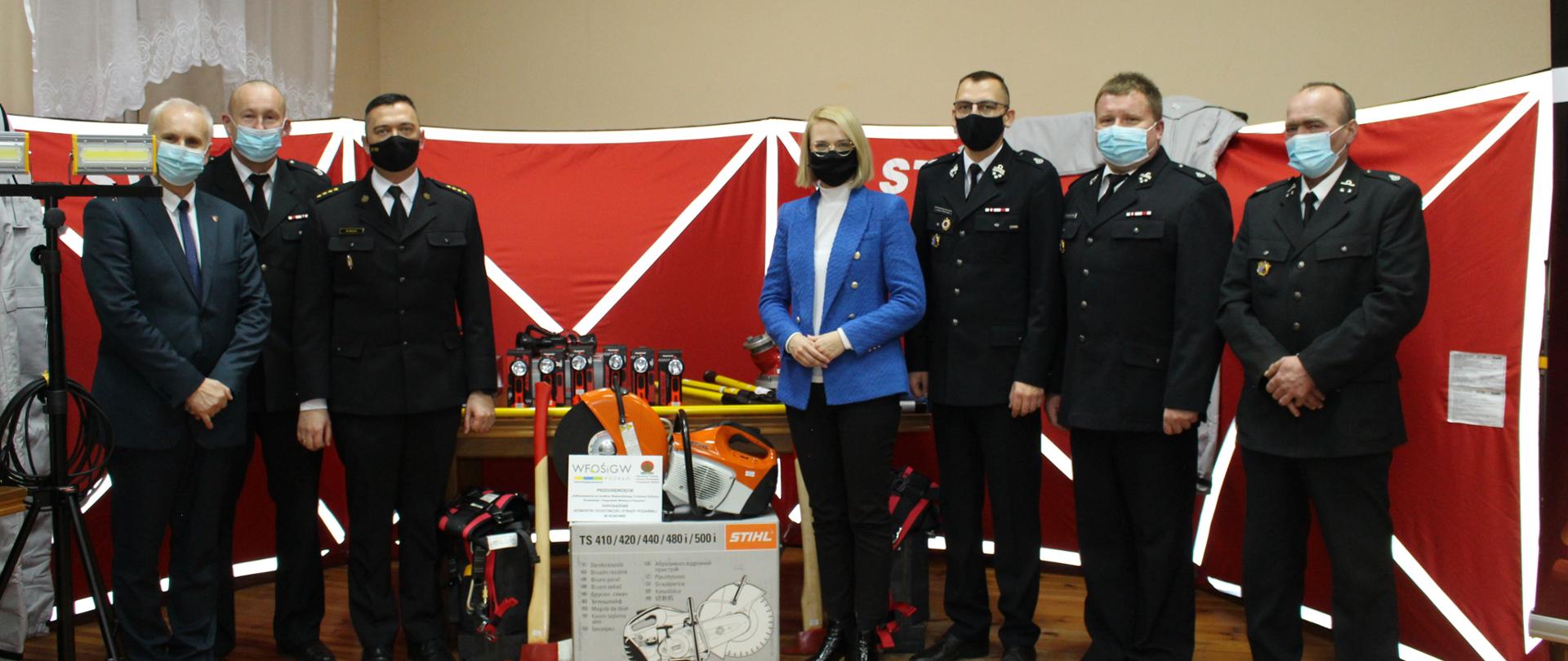 Na zdjęciu widać druhów oraz panią poseł podczas przekazania sprzętu 