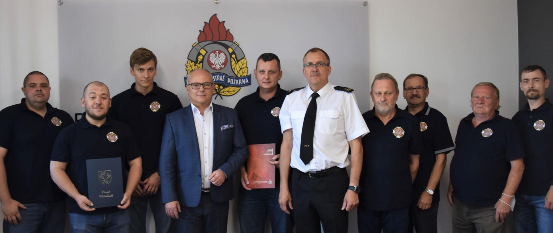 Na zdjęciu Starosta wodzisławski, Komendant Powiatowy PSP oraz 8 strażaków OSP Pszów