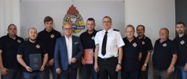 Na zdjęciu Starosta wodzisławski, Komendant Powiatowy PSP oraz 8 strażaków OSP Pszów