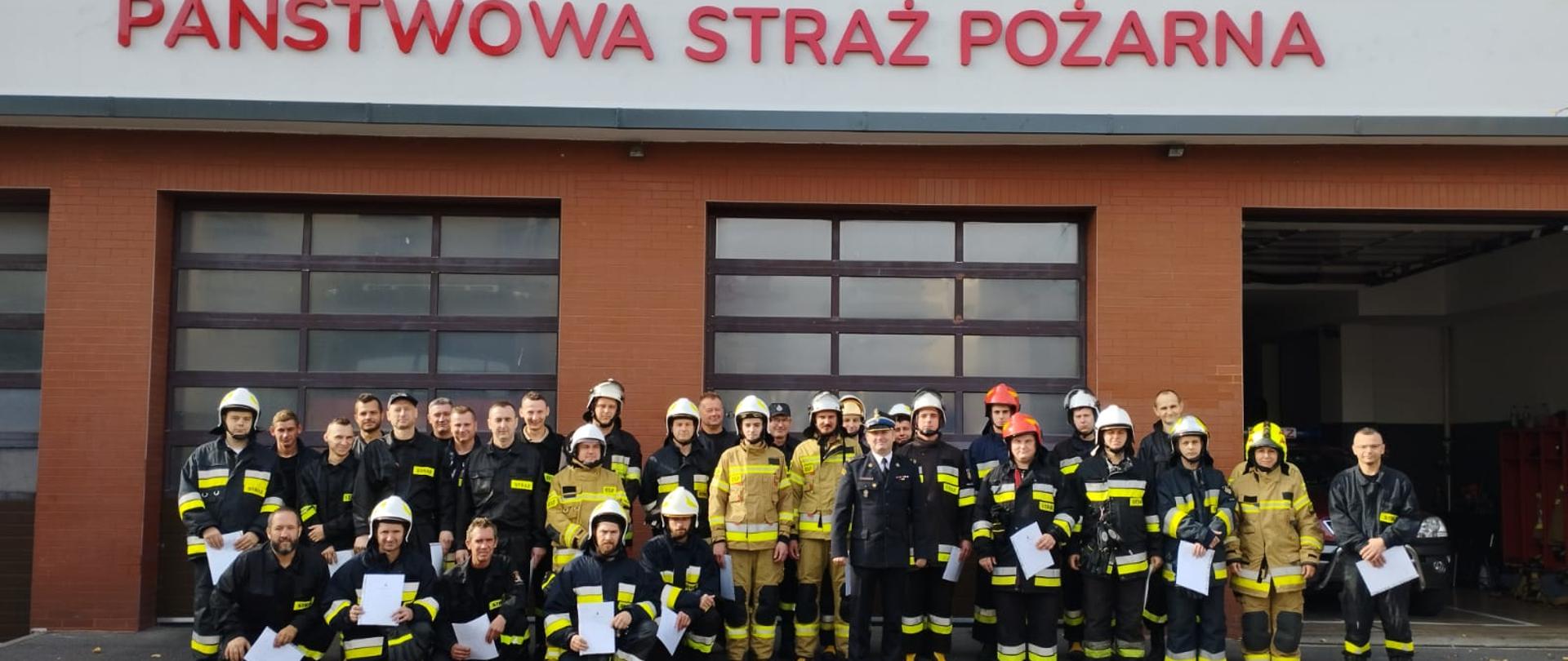 zdjęcie grupowe strażaków przed komendą 