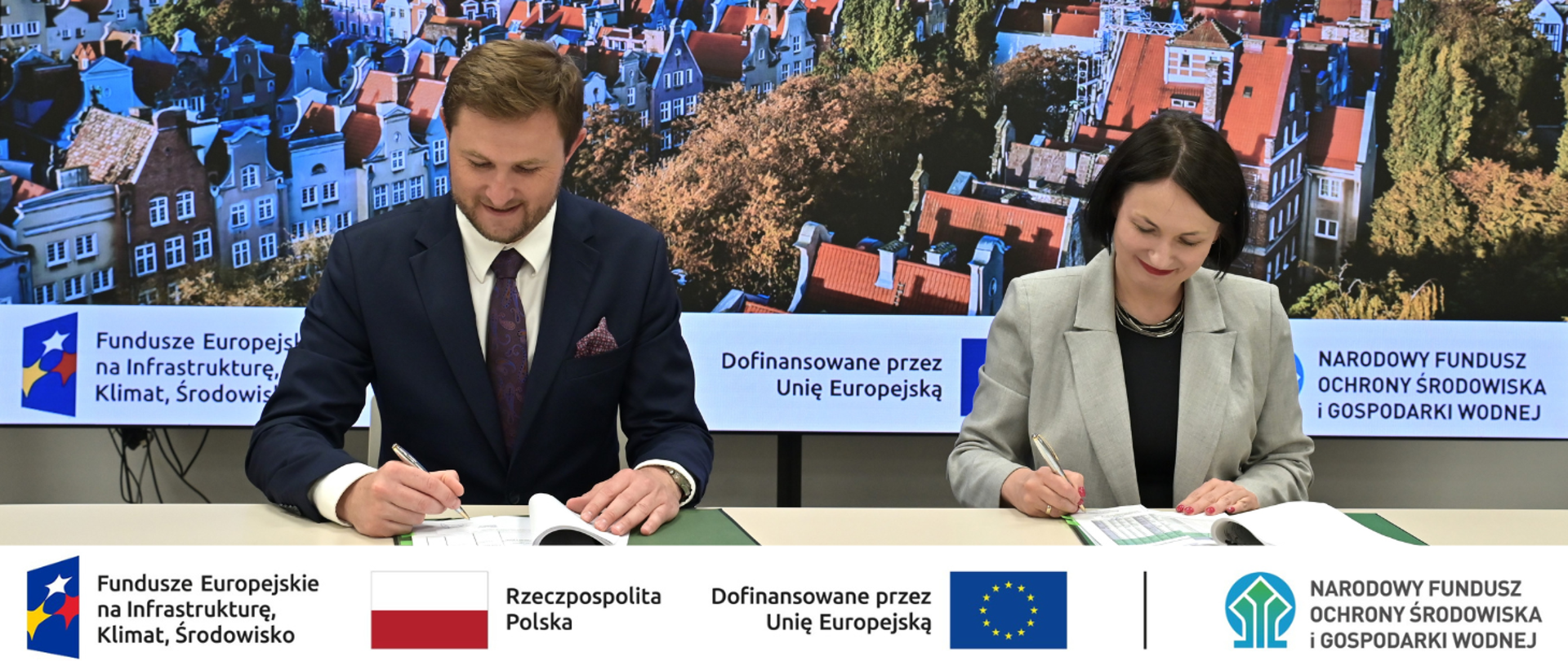 Na zdjęciu od lewej strony: Piotr Grzelak, Zastępca Prezydenta Miasta Gdańsk, Dorota Zawadzka-Stępniak, Prezes Zarządu Narodowego Funduszu Ochrony Środowiska i Gospodarki Wodnej.