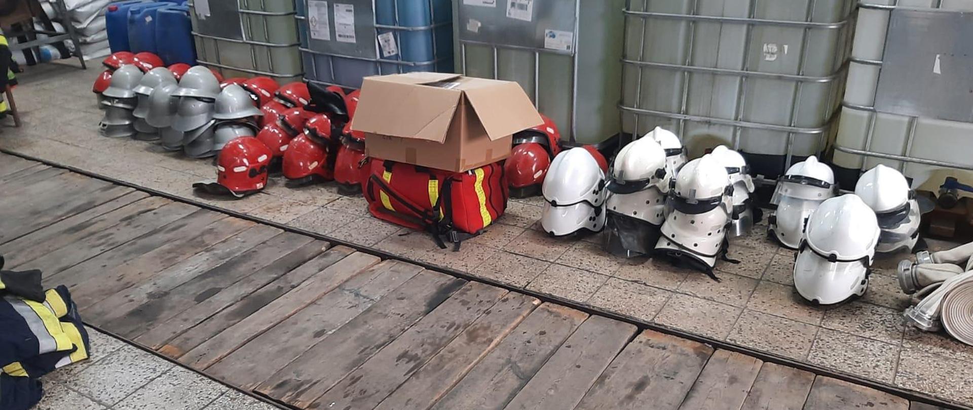 Zdjęcie przedstawia różnego rodzaju sprzęt pożarniczy.