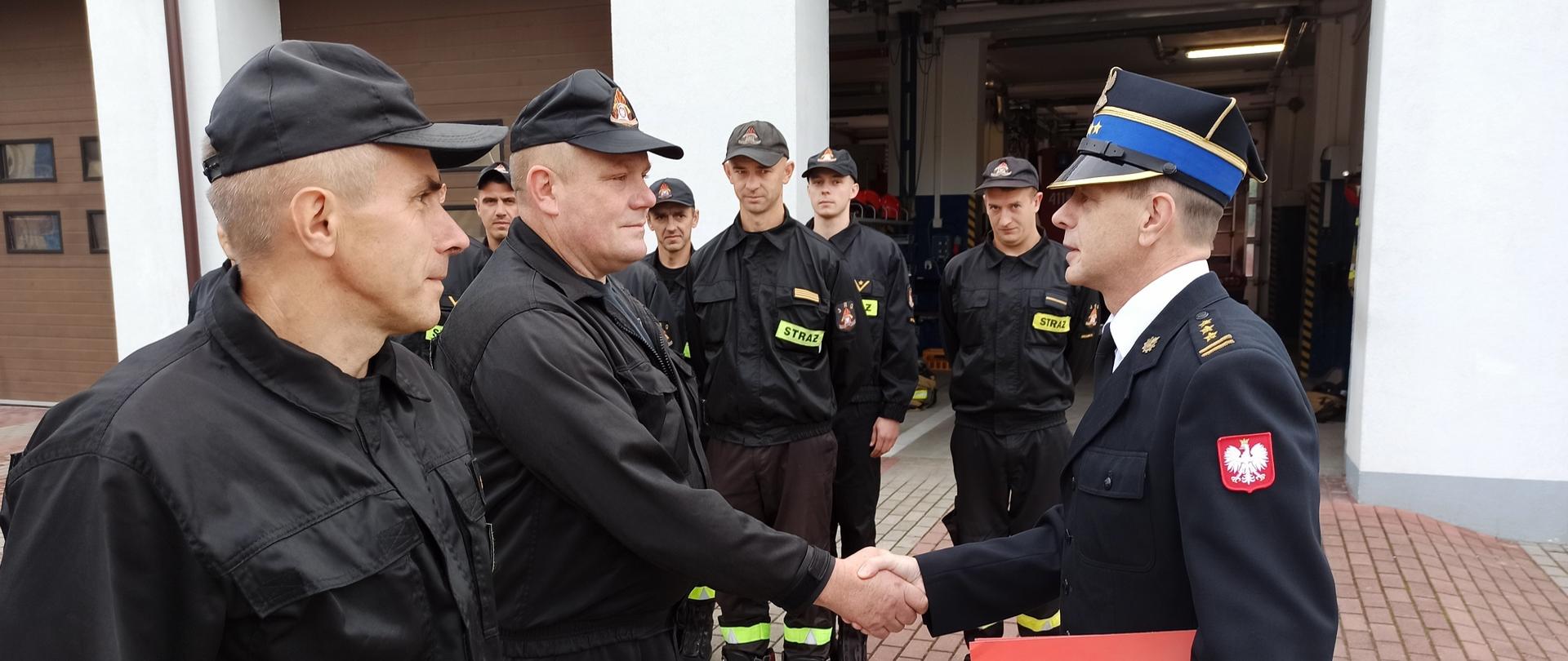 Zdjęcie przedstawia st.bryg. Andrzeja Góreckiego Komendanta Powiatowego PSP w Brodnicy wręczającego nagrodę jubileuszową z okazji 30 lat służby i pracy st.ogn. Arkadiuszowi Poniewierskiemu.
