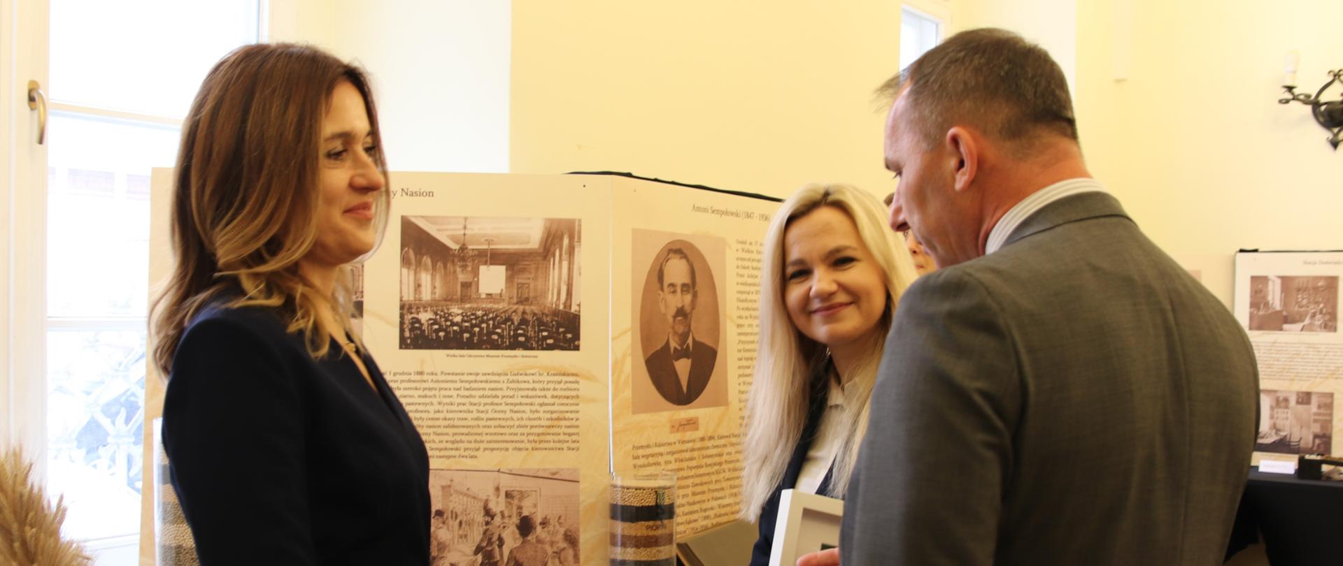 Główna Inspektor Ochrony Roślin i Nasiennictwa Magdalena Makowska z gośćmi podczas oglądania wystawy