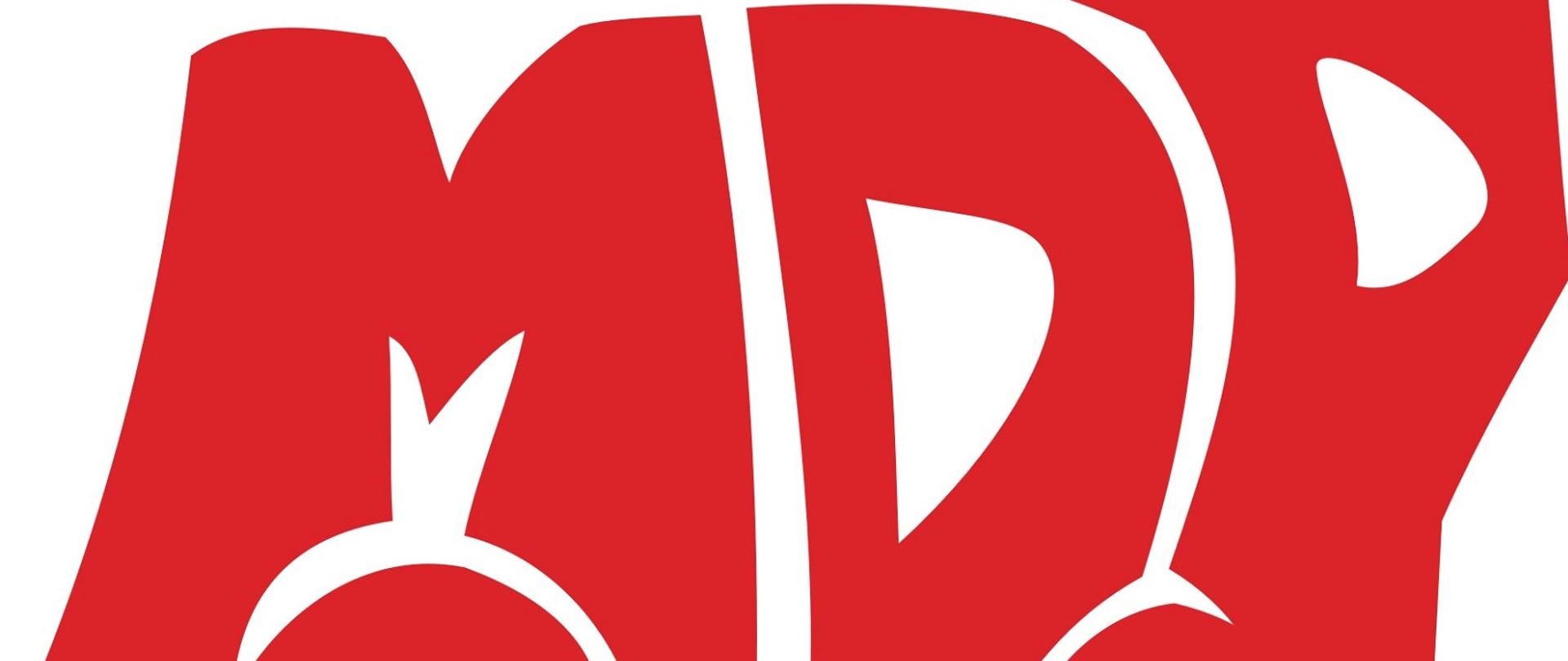 Zdjęcie obrazuje litery MDP w czerwonym kolorze na białym tle