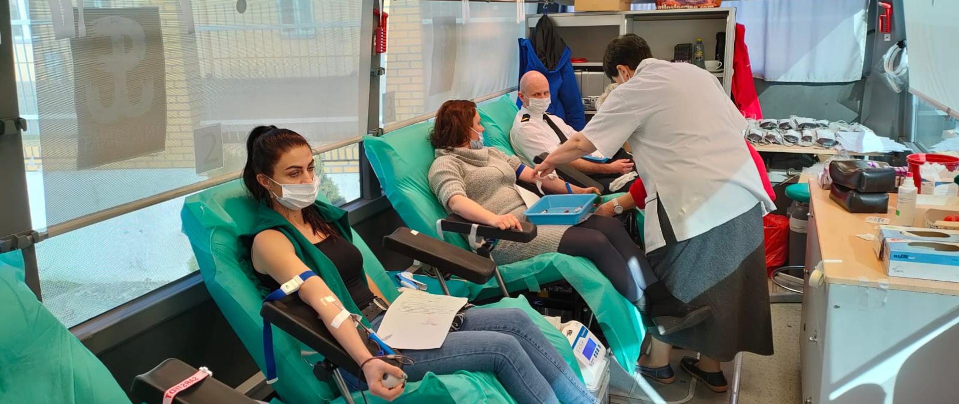 Na zdjęciu dawcy krwi podczas zbiórki