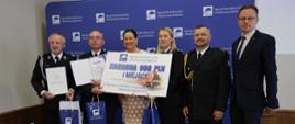Zdjęcie przedstawia laureatów I miejsca konkursu oraz Panią Poseł Violettę Porowską oraz reprezentanta Opolskiego Komendanta Wojewódzkiego PSP kpt. Przemysława Zduna.
