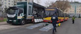 Kontrole stanu technicznego autobusów miejskich prowadzone przez inspektorów mazowieckiej Inspekcji Transportu Drogowego z użyciem nowoczesnej Mobilnej Jednostki Diagnostycznej.