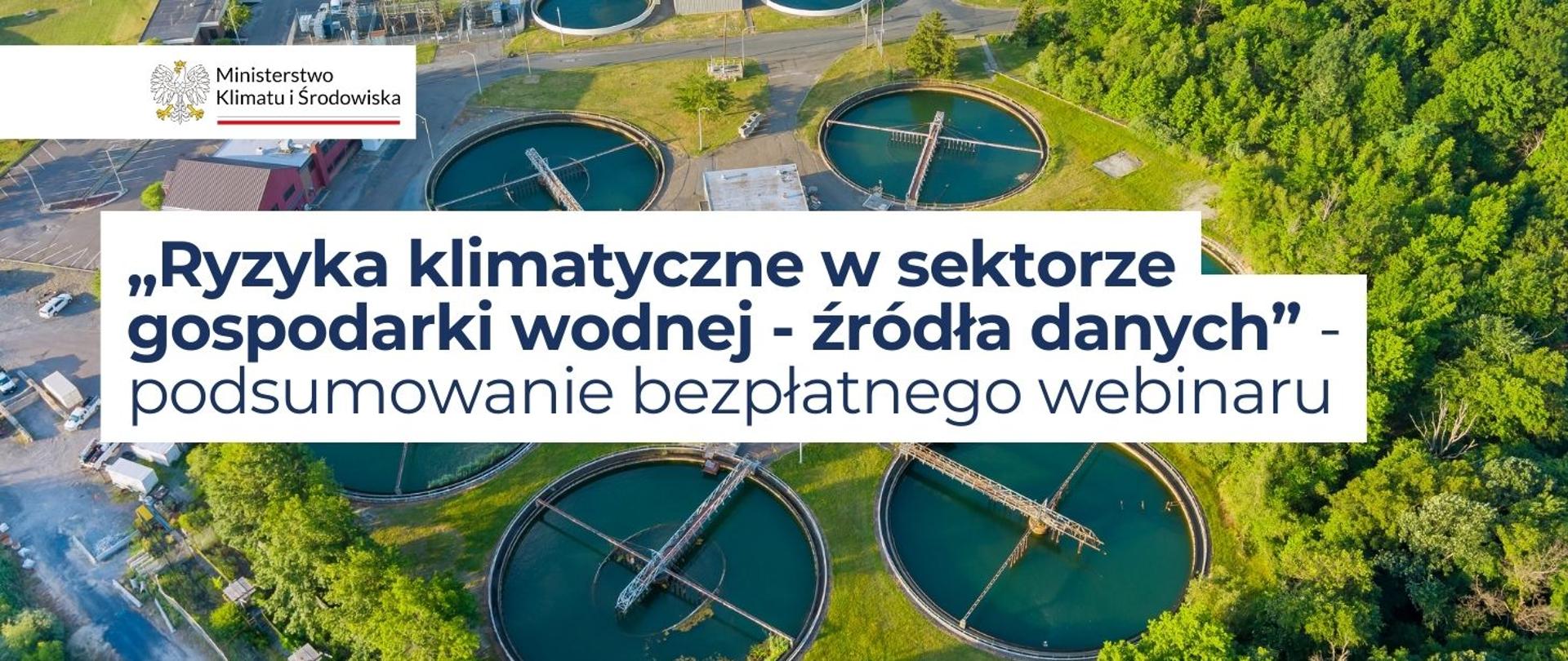 na grafice widoczne jest zdjęcie gospodarki wodno-ściekowej. Na środku baneru widnieje napis: "Ryzyka klimatyczne w sektorze gospodarki wodnej - źródła danych" - podsumowanie bezpłatnego webinaru.