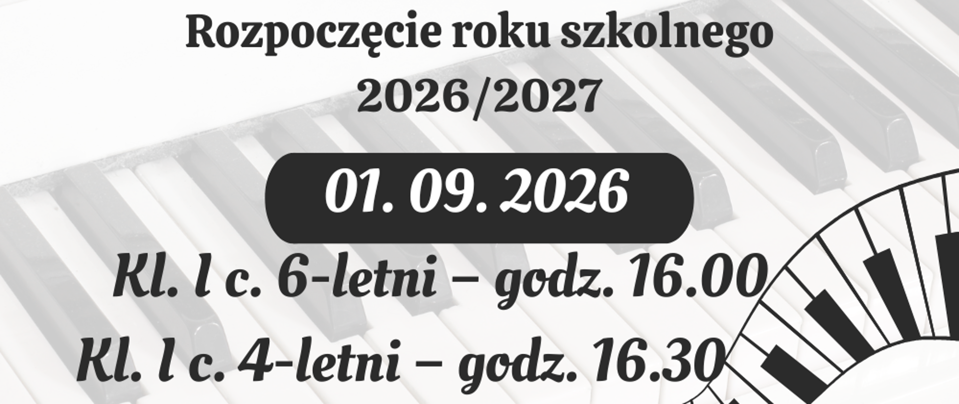 Na tle klawiatury fortepianu w lewym górnym rogu oraz w prawym dolnym rogu widnieją klawisze fortepianu. W centralnej części zdjęcia umieszony jest fortepian. Poniżej widnieje napis "Rozpoczęcie roku szkolnego" oraz data 01.09.2025. Na samym dole podano godziny rozpoczęcia roku szkolnego dla poszczególnych klas I.