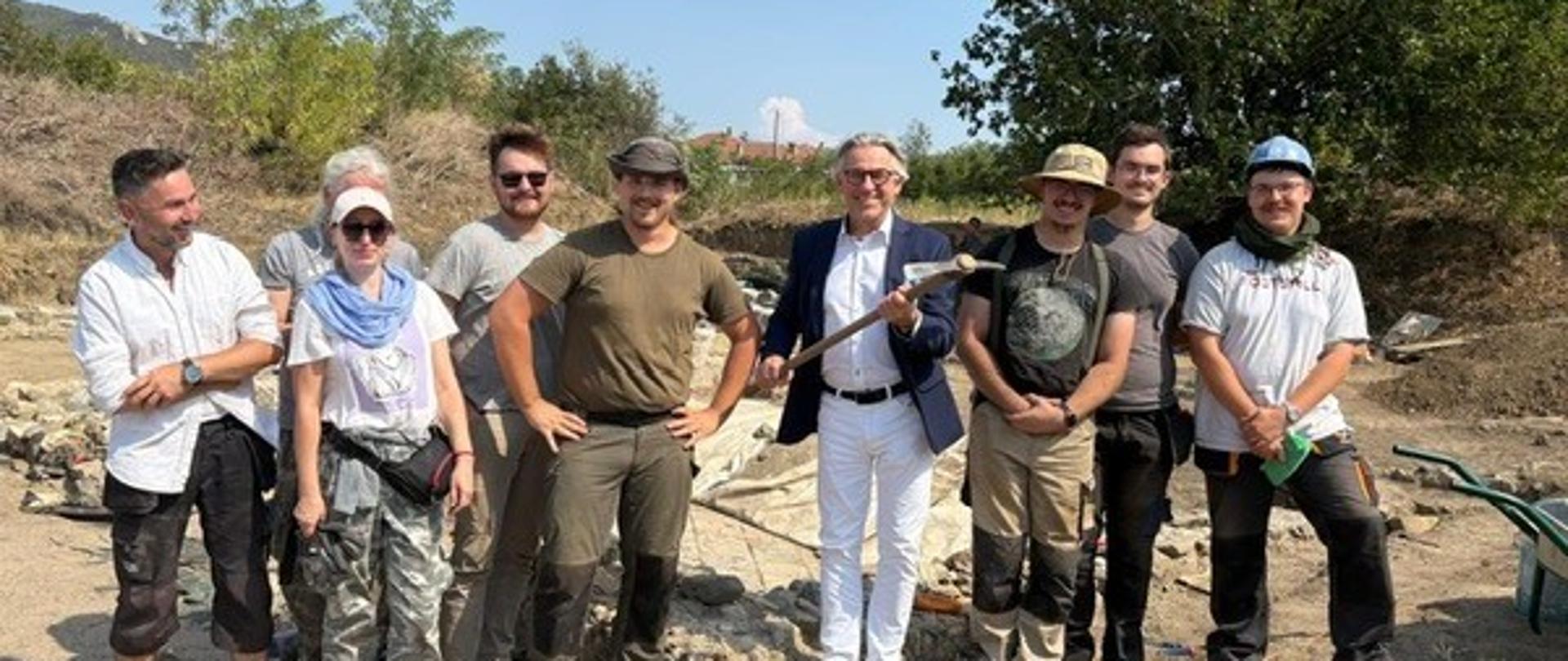 Minister Pełnomocny Mariusz Brymora z toruńskimi archeologami w macedońskim Valandowie