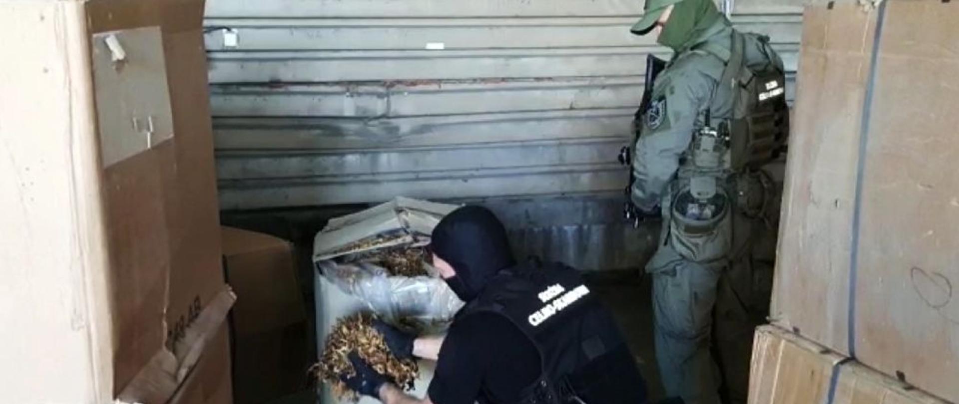 Funkcjonariusze Służby Celno-Skarbowej KAS podczas sprawdzania zatrzymanego towaru.