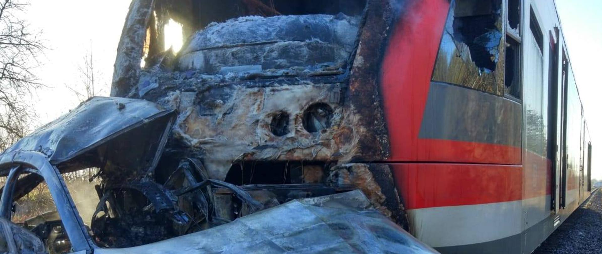 Spalony samochód osobowy zgnieciony przez pociąg pasażrski