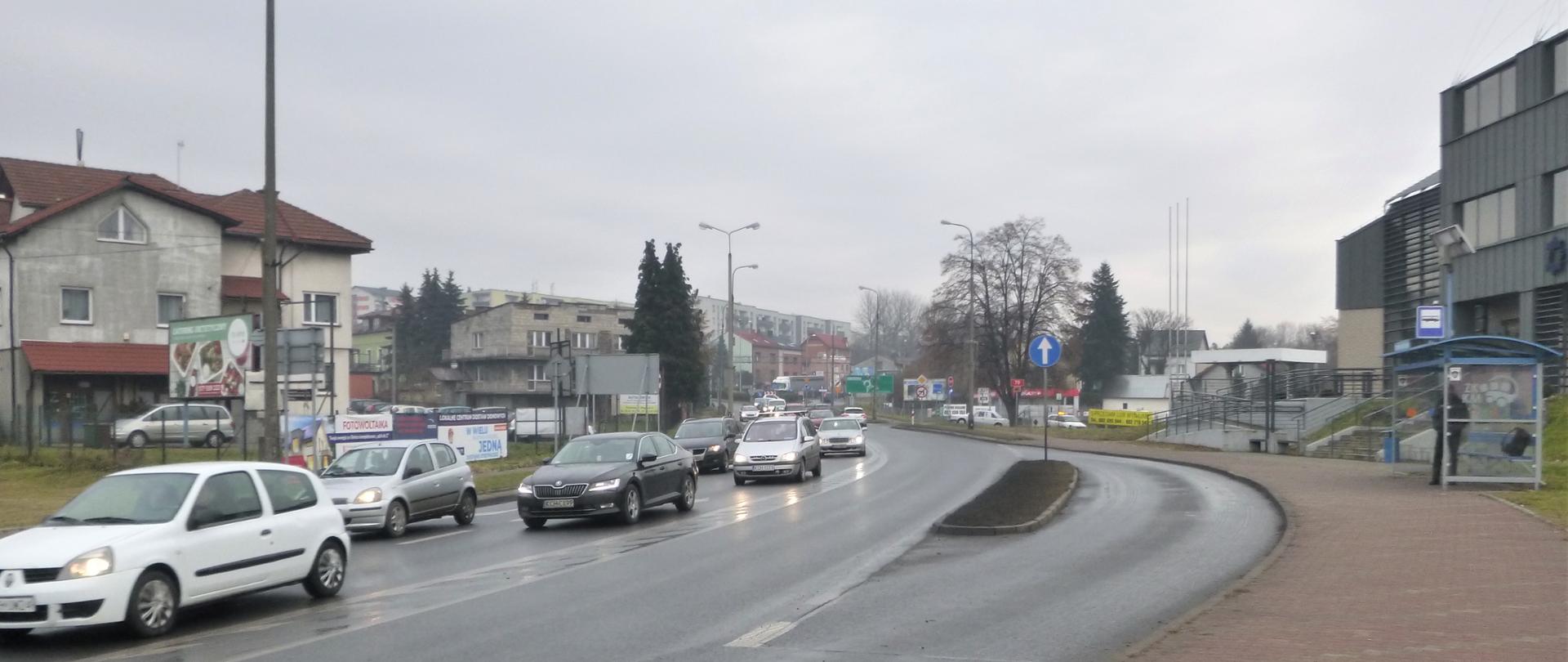 zatłoczona ulica w mieście, po prawej przystanek