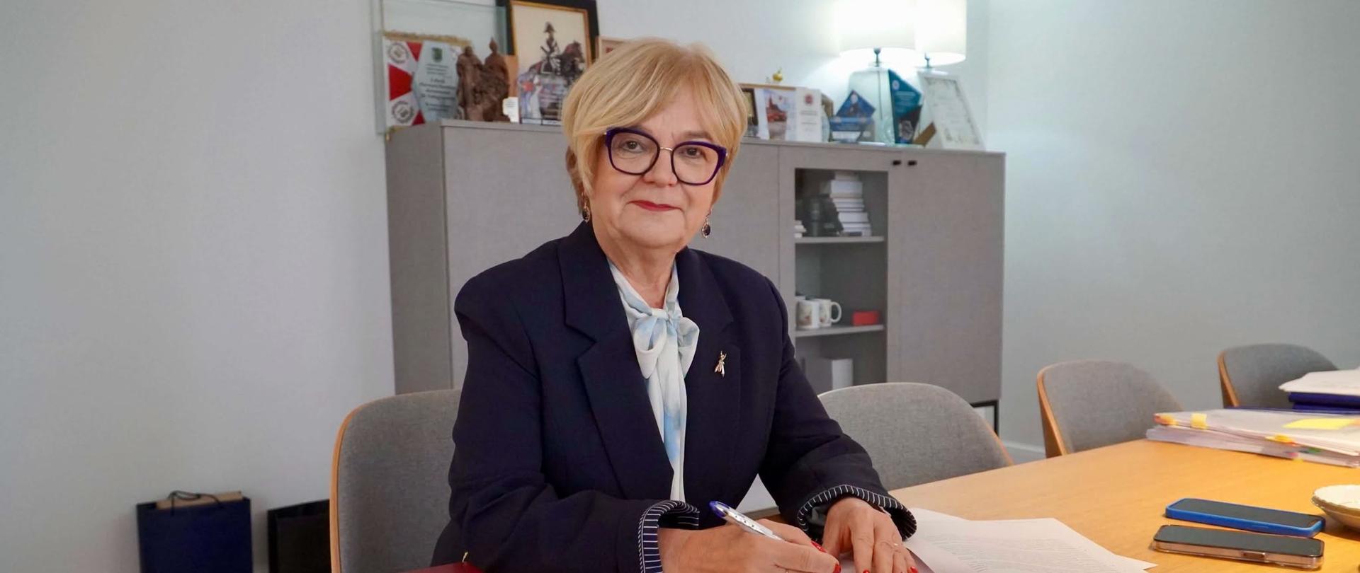 Zdjęcie przedstawia wojewodę podkarpackiego Teresę Kubas-Hul