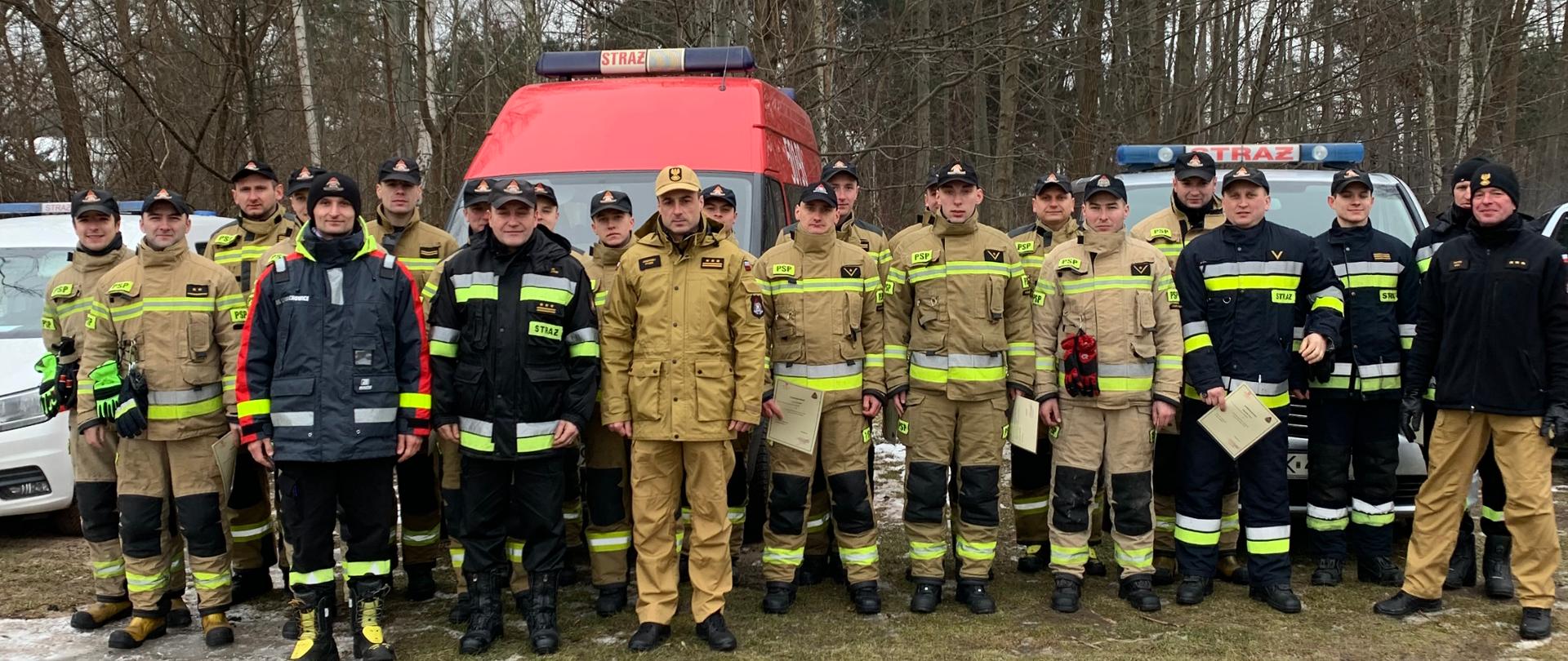 
Strażacy na zdjęciu zbiorowym po zakończeniu szkolenia

