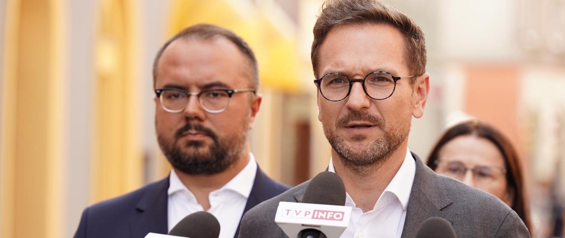 Minister Waldemar Buda wraz z Ministrem Pawłem Jabłońśkim na konferencji prasowej z okazji włączenia nowych terenów przemysłowych do strefy gospodarczej w Raciborzu.