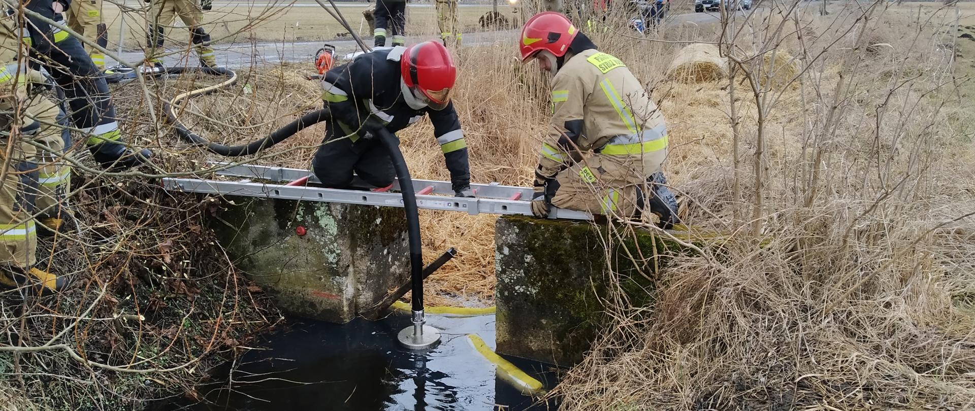 Pompowanie cieczy ropopochodnej z powierzchni wody