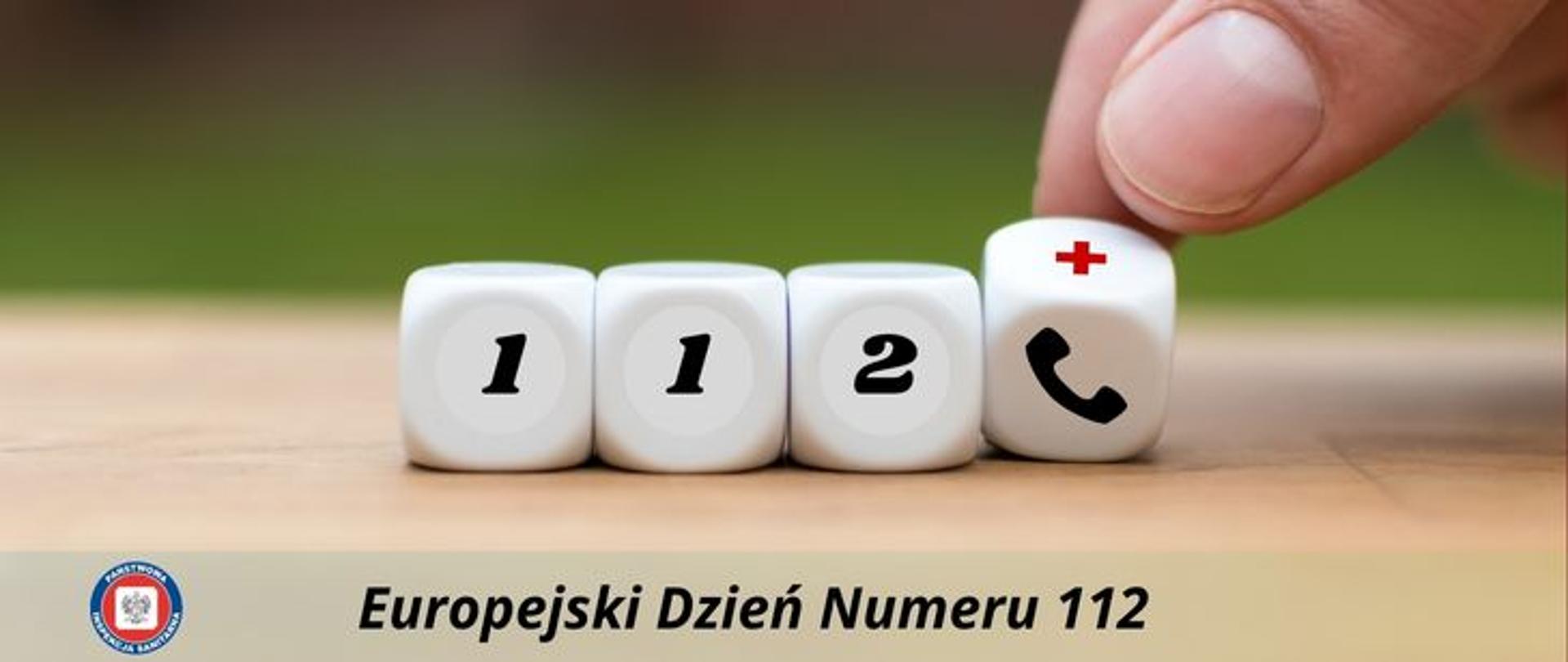 Na beżowo-zielonym tle 4 białe kostki ułożone obok siebie. Trzy pierwsze od lewej tworzą czarny numer 112. Czwarta kostka z czarnym symbolem słuchawki telefonu jest przekręcana za pomocą palców dłoni na stronę z oznaczeniem czerwonego plusika. Na dole pośrodku napis Europejski Dzień Numeru 112. Po lewej stronie okrągłe logo Państwowej Inspekcji Sanitarnej przedstawiające czarnego orła na białym kwadratowym tle, które otoczone jest czerwonym wypełnieniem. Zewnętrzną część logo otacza granatowy okrąg z napisem Państwowa Inspekcja Sanitarna w kolorze białym.