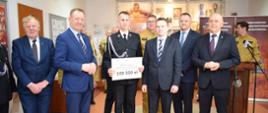 Na zdjęciu stoją strażacy PSP, strażacy OSP oraz zaproszeni goście.