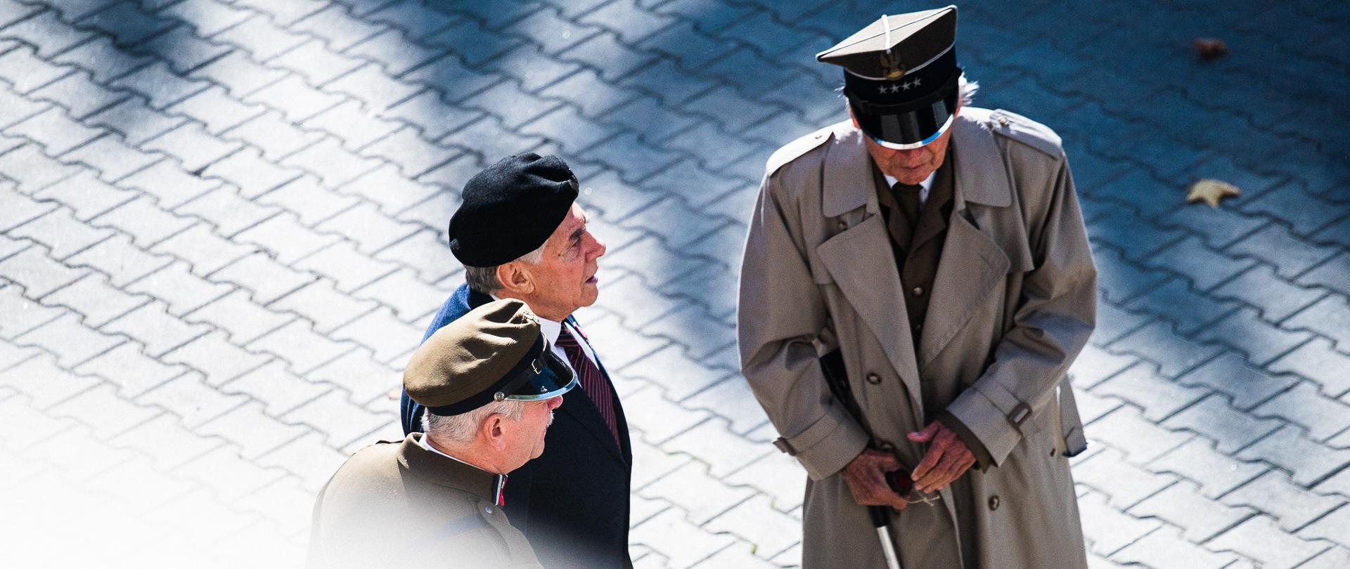 Trzech weteranów walk o niepodległość w trakcie rozmowy przed uroczystością 
